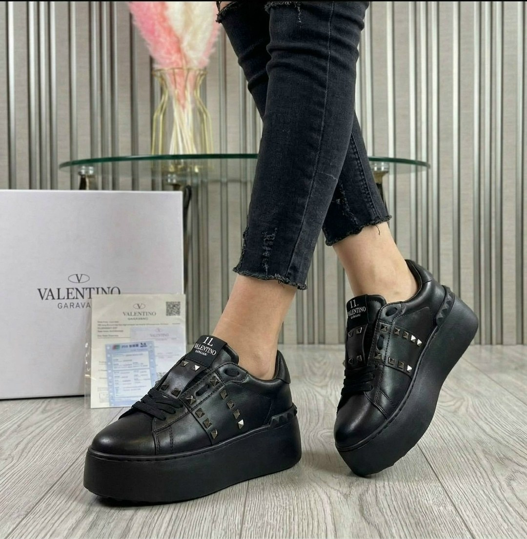 кроссовки valentino,valentino кроссовки женские,кеды valentino женские,женские белые кроссовки valentino garavani rockstud,женские кожаные кроссовки valentino rockstud white with pink