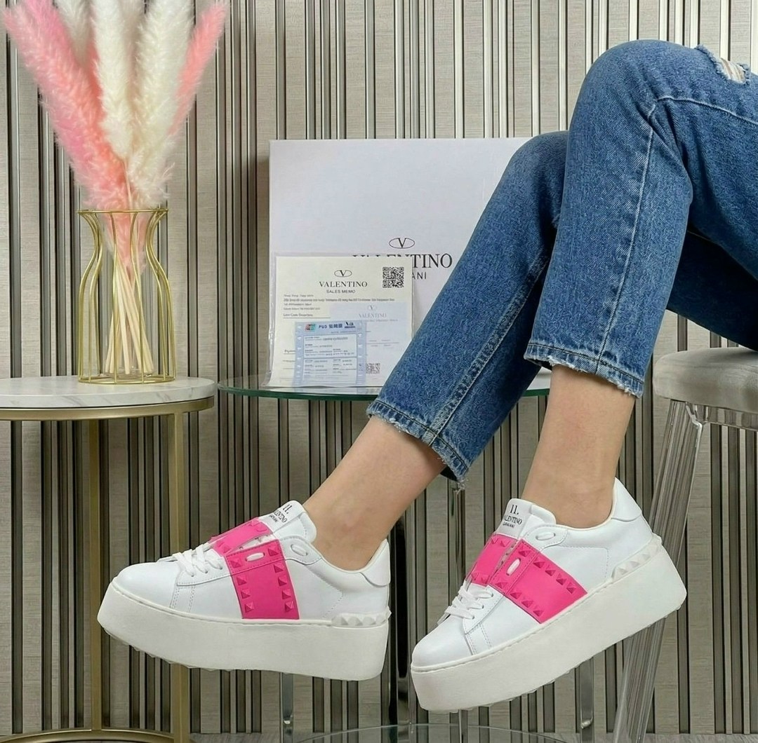 кроссовки valentino,valentino кроссовки женские,кеды valentino женские,женские белые кроссовки valentino garavani rockstud,женские кожаные кроссовки valentino rockstud white with pink