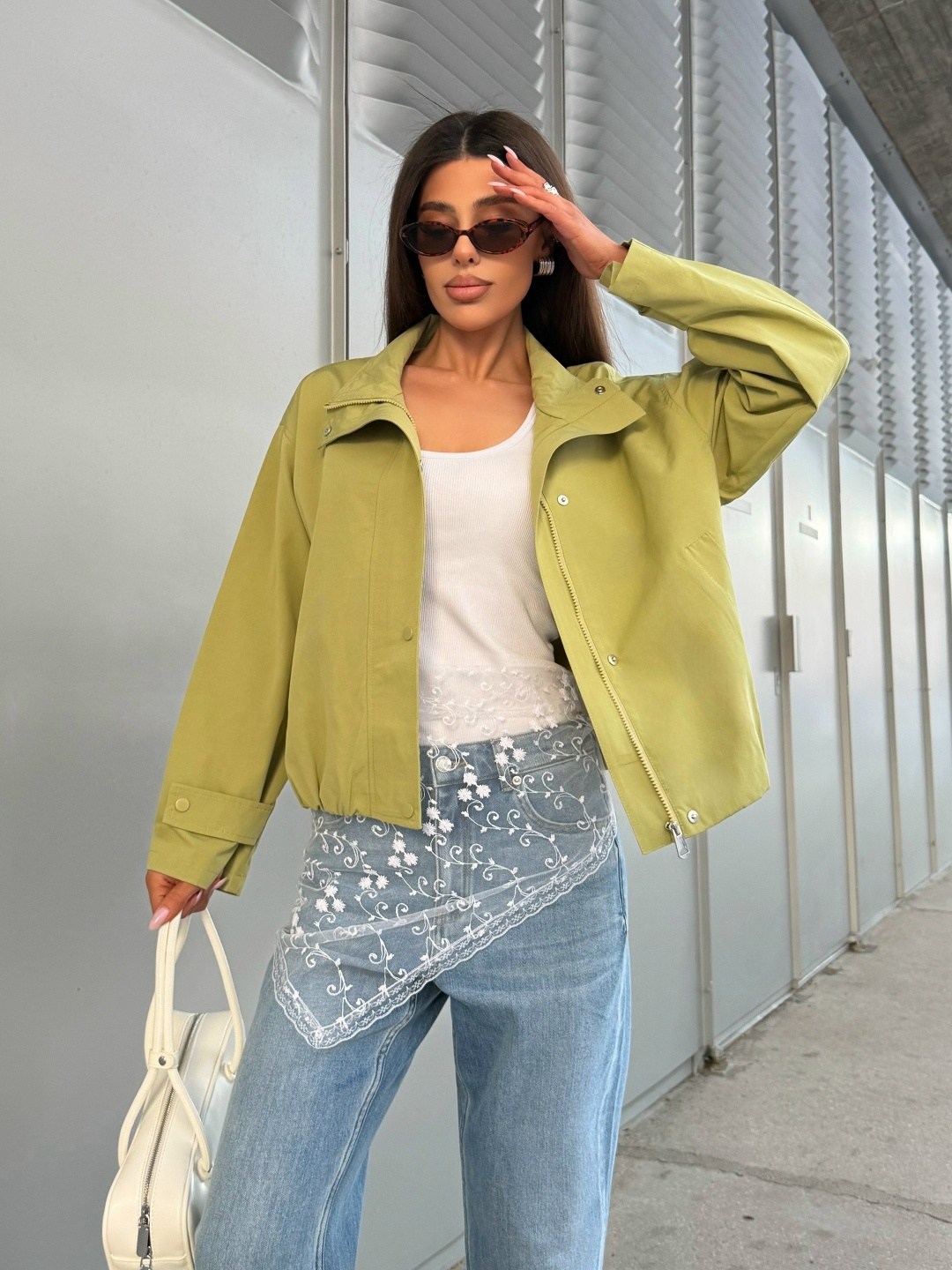 куртка стильная,легкая куртка,куртка бомбер,косуха куртка,белая куртка