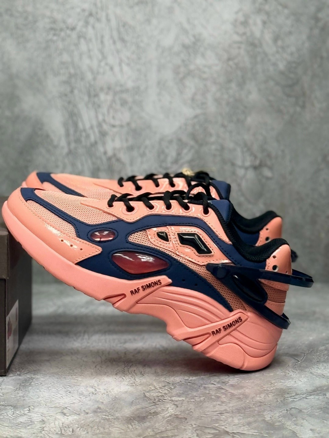 кроссовки raf simons cylon-21 розовый,кроссовки raf simons,кроссовки raf simons лососево-розовый,кроссовки raf simons cylon 21,кроссовки adidas raf simons x ozweego 'tactile rose' розовый