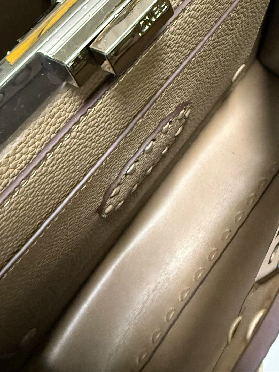 женская сумка fendi,сумка fendi,женская бежевая сумка fendi peekaboo mini,сумка fendi peekaboo фенди,сумка fendi peekaboo