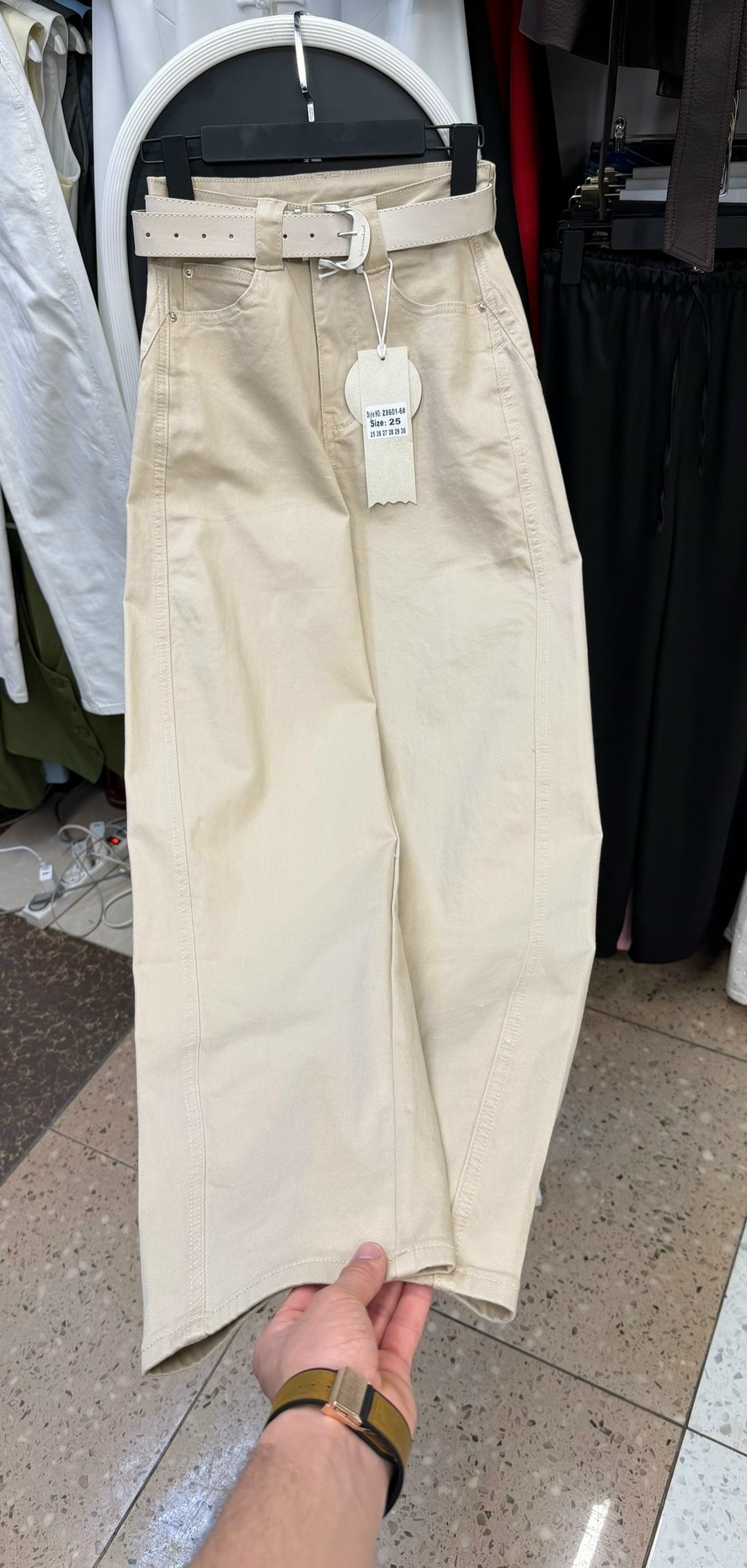 бежевые джинсы,джинсы бананы,бежевые брюки,джинсы женские,джинсы мом