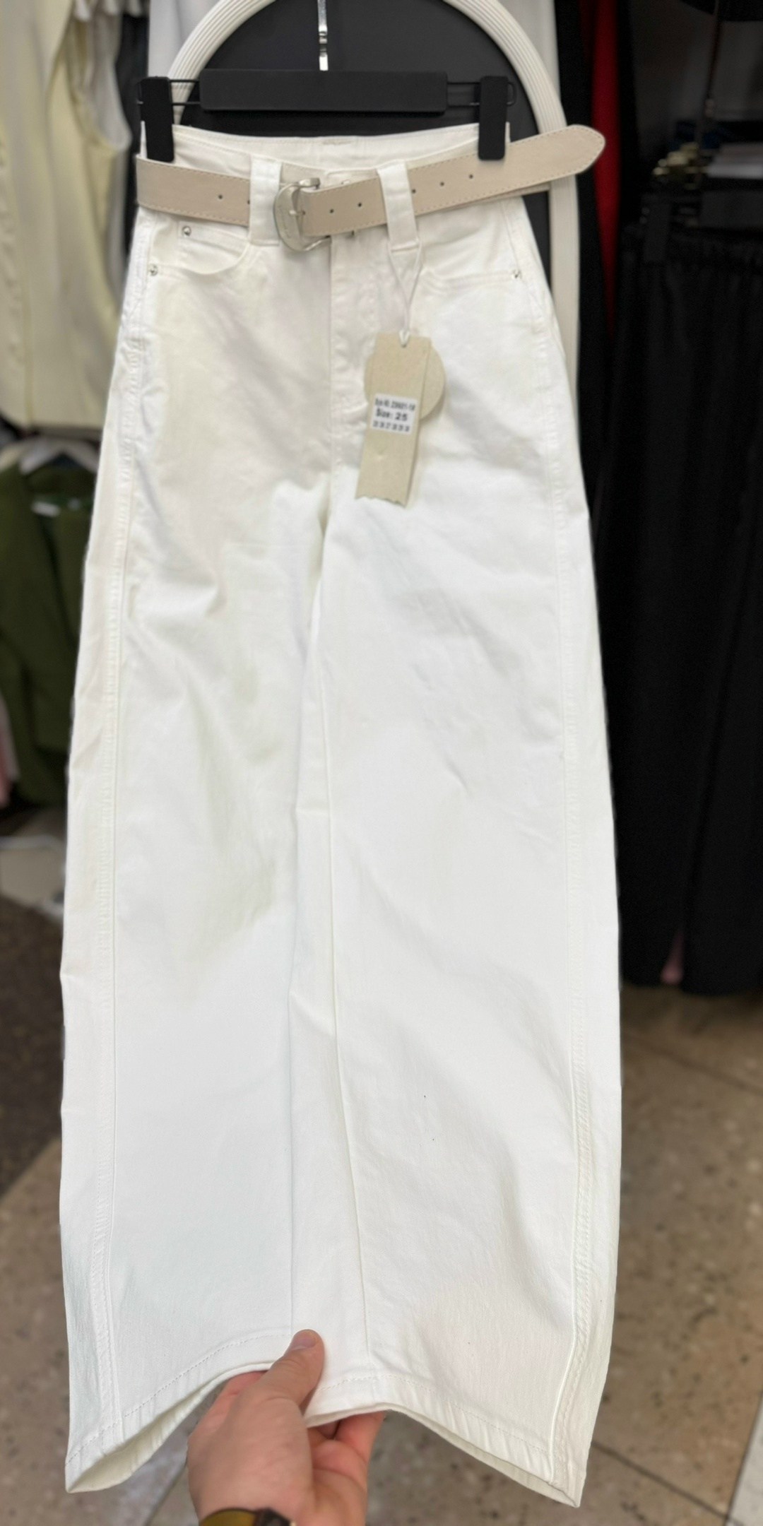 бежевые джинсы,джинсы бананы,бежевые брюки,джинсы женские,джинсы мом