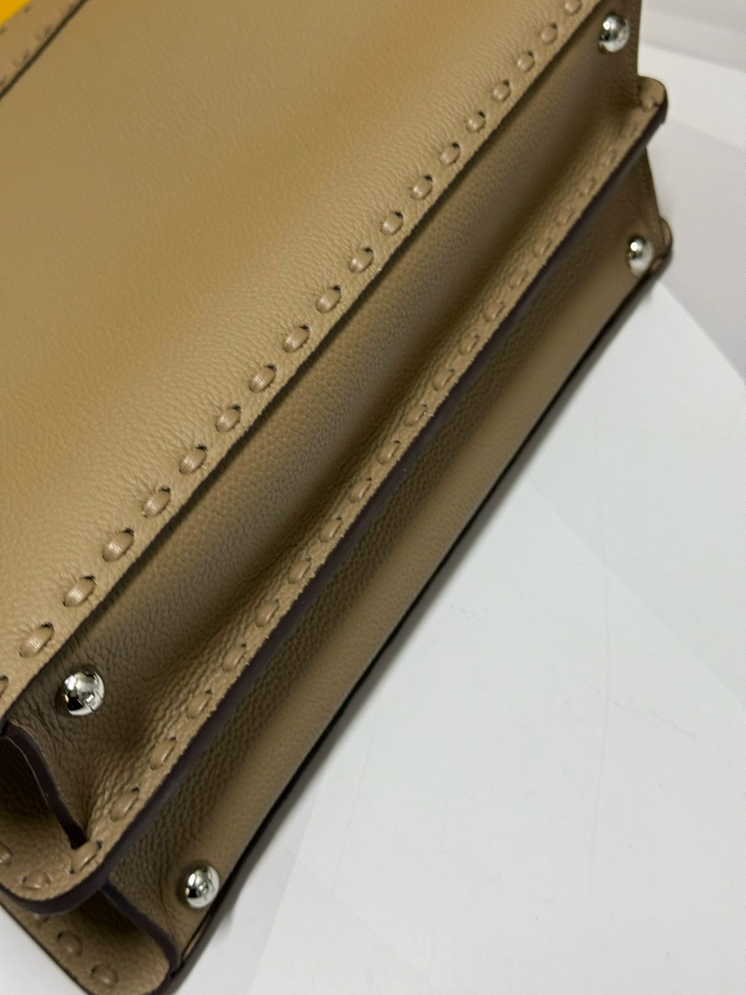 женская сумка fendi,сумка fendi,женская бежевая сумка fendi peekaboo mini,сумка fendi peekaboo фенди,сумка fendi peekaboo