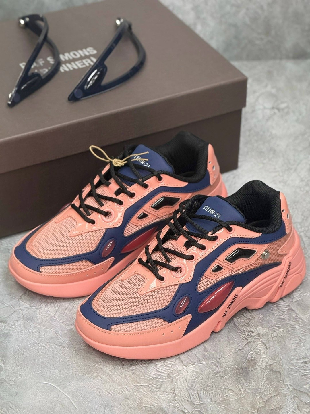 кроссовки raf simons cylon-21 розовый,кроссовки raf simons,кроссовки raf simons лососево-розовый,кроссовки raf simons cylon 21,кроссовки adidas raf simons x ozweego 'tactile rose' розовый