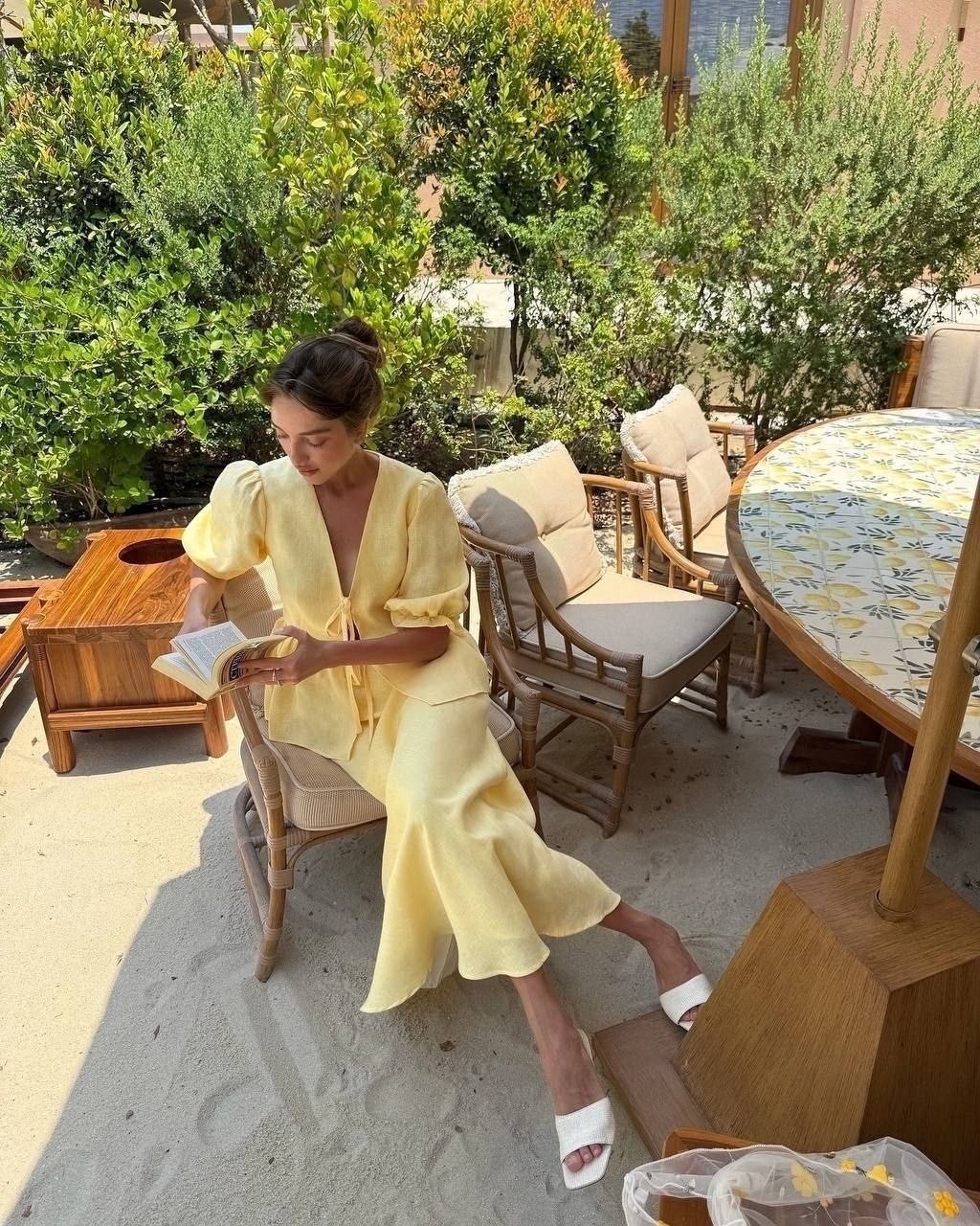 костюм летний с юбкой,элегантные наряды,женский летний костюм с юбкой,стильные наряды,летний костюм с юбкой и топом