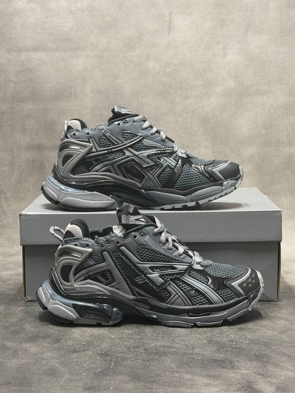 мужские кроссовки balenciaga runner темно-серые,черные серые мужские кроссовки runner balenciaga,balenciaga runner sneaker dark grey & black,кроссовки balenciaga runner,кроссовки balenciaga runner dar