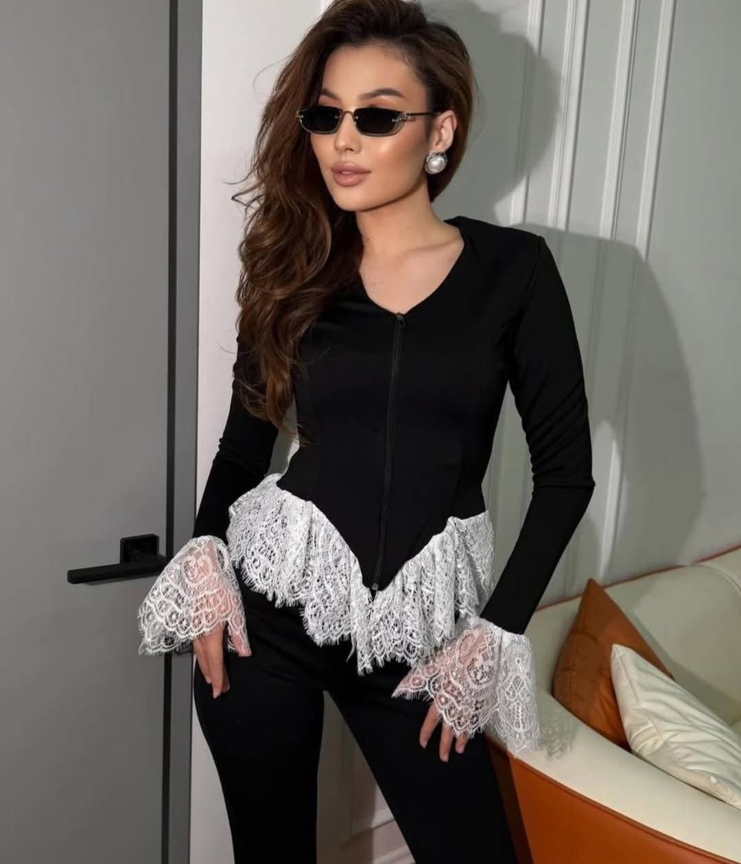 брюки женские клеш,черный брючный костюм,модные наряды,костюм с брюками клёш,стильная блузка