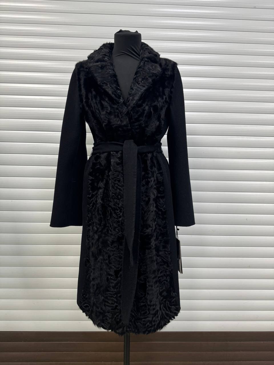 итальянское пальто с мехом каракульчи,шуба fursini каракуль с английским воротником цвет черный длина 110см,шуба из каракуля черная,пальто из каракуля с норковым воротом,пальто с каракулем