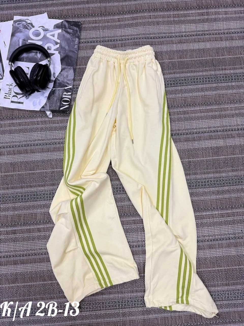 широкие штаны,спортивные штаны,спортивный стиль в одежде,женские спортивные штаны,женский спортивный костюм