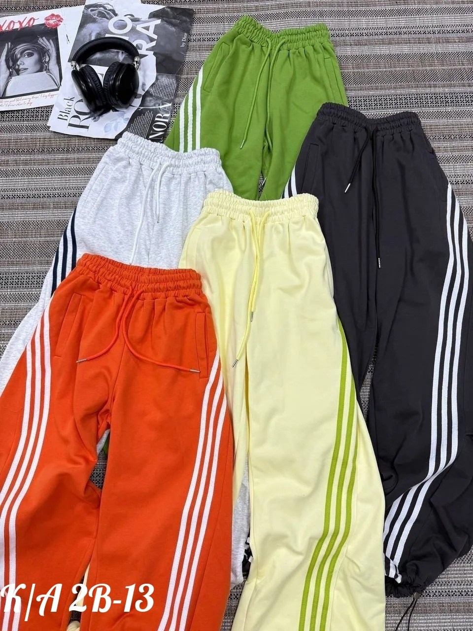 широкие штаны,спортивные штаны,спортивный стиль в одежде,женские спортивные штаны,женский спортивный костюм