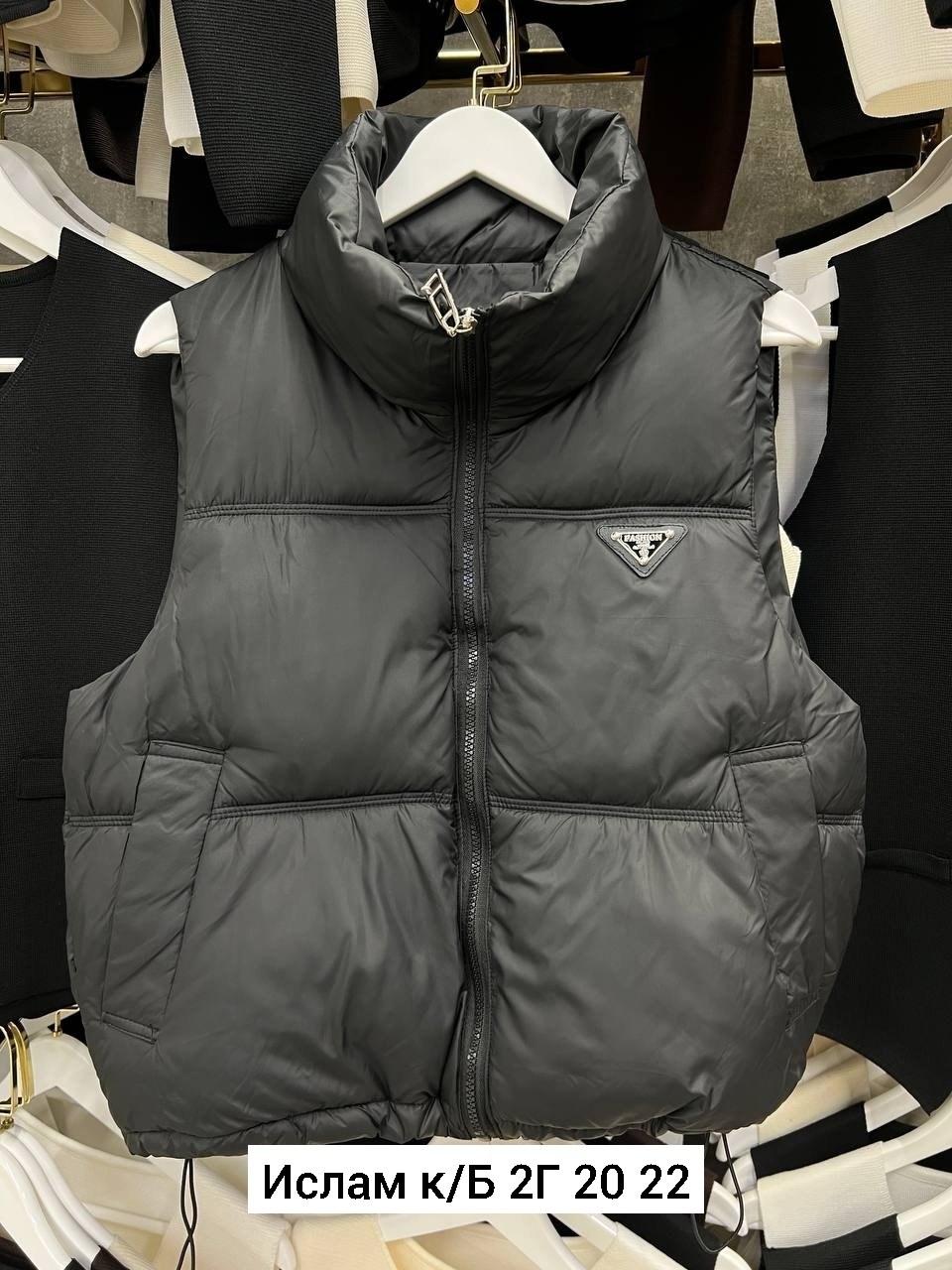 жилетка прада,жилетка prada,жилетка мужская prada,жилет мужской prada,женский короткий ветрозащитный жилет на утином пуху prada