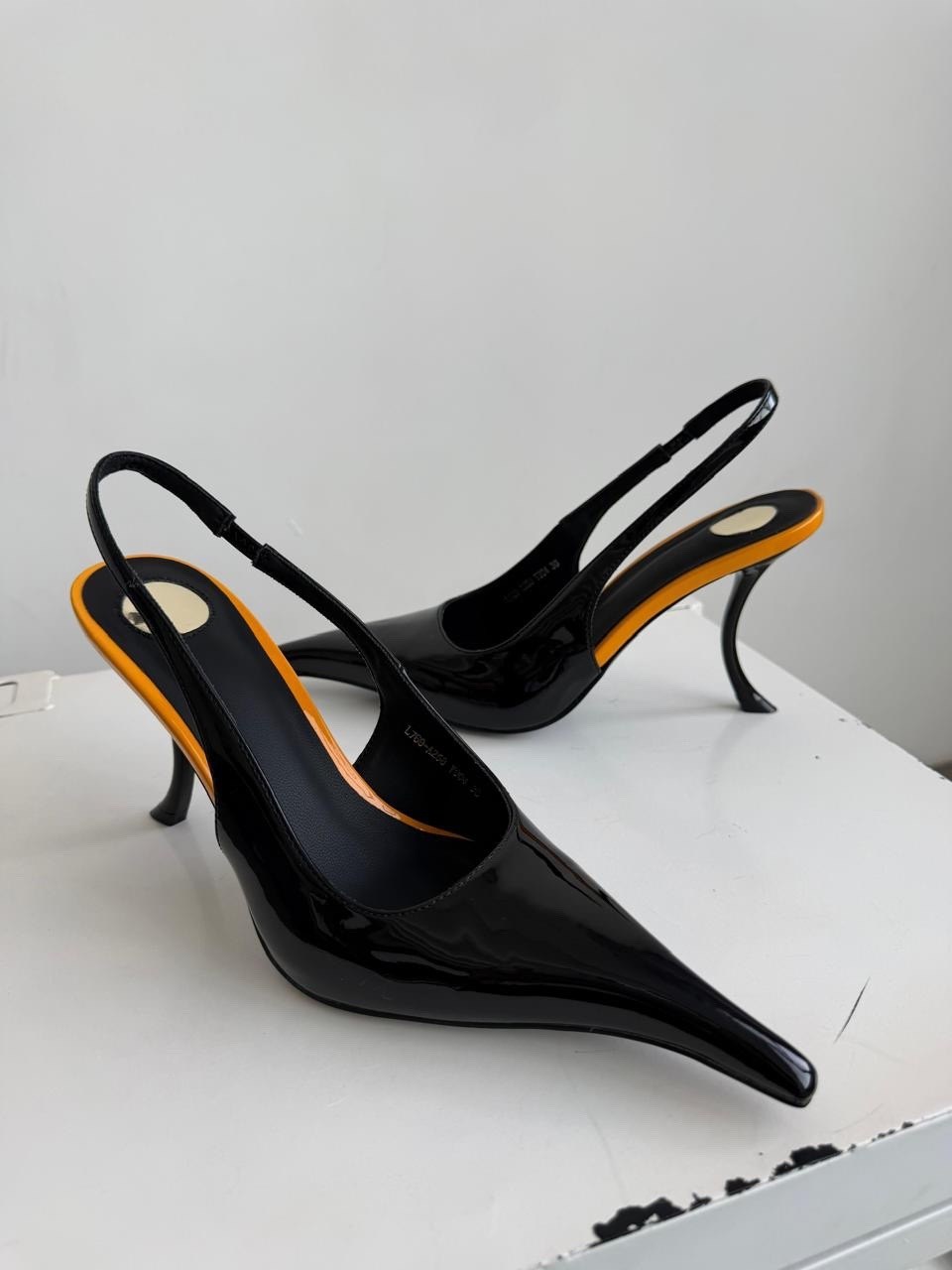 ,туфли saint laurent,лакированные туфли,женские туфли на высоком каблуке черные с металлическим острым носком,туфли лодочки женские