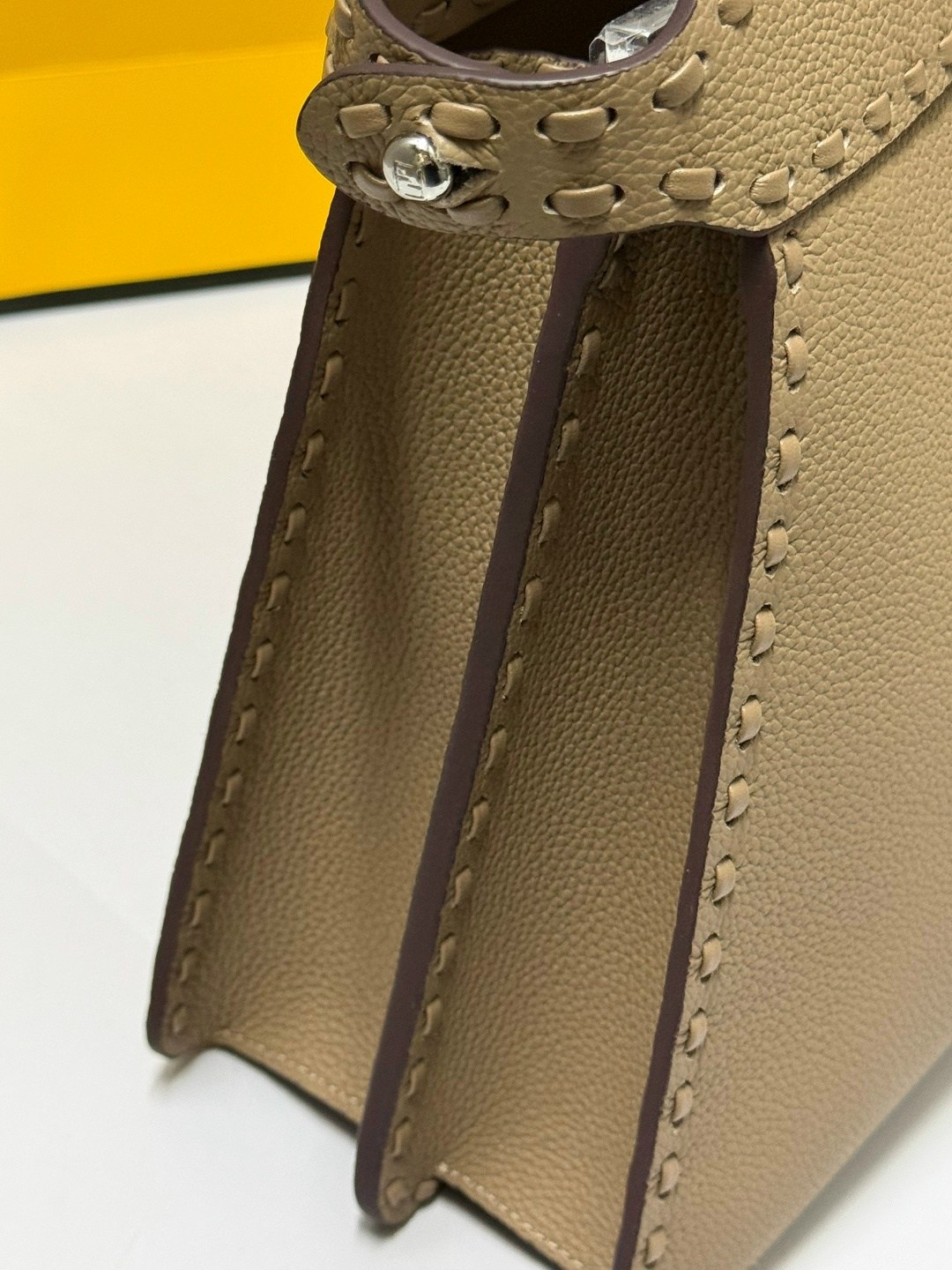 женская сумка fendi,сумка fendi,женская бежевая сумка fendi peekaboo mini,сумка fendi peekaboo фенди,сумка fendi peekaboo