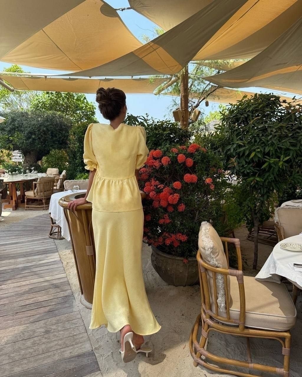 костюм летний с юбкой,элегантные наряды,женский летний костюм с юбкой,стильные наряды,летний костюм с юбкой и топом