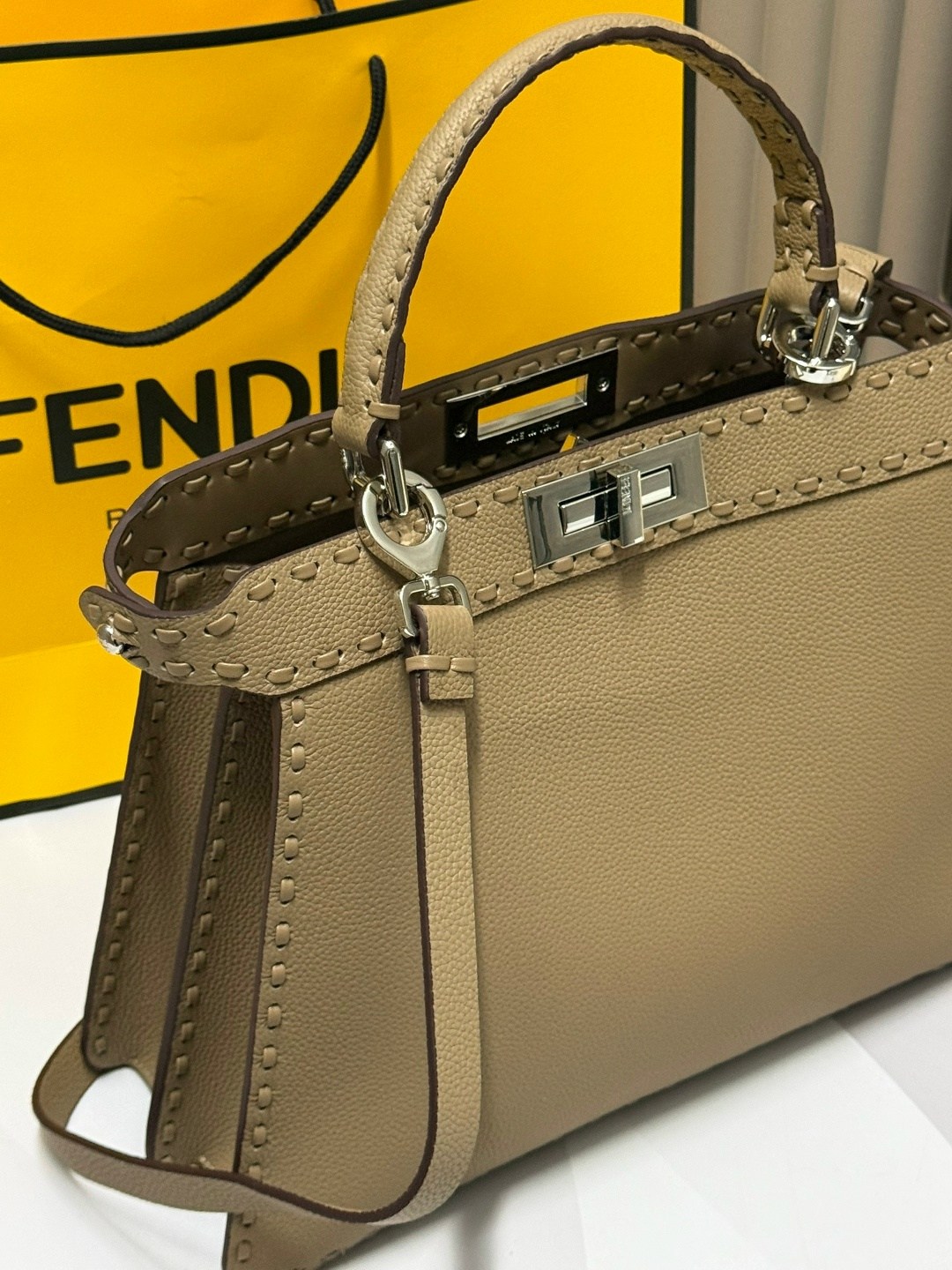 женская сумка fendi,сумка fendi,женская бежевая сумка fendi peekaboo mini,сумка fendi peekaboo фенди,сумка fendi peekaboo