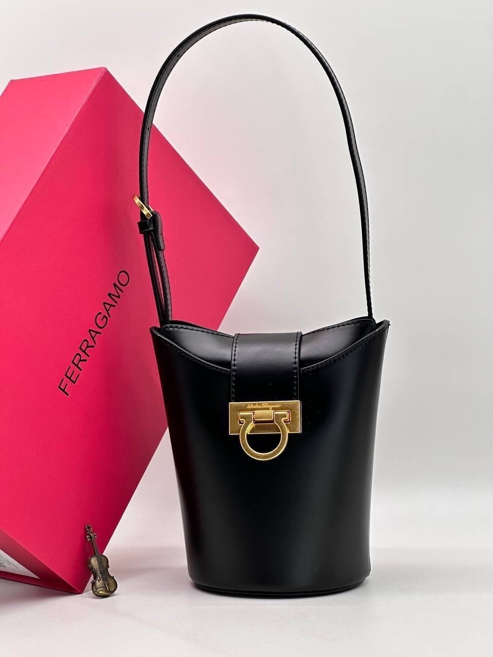 salvatore ferragamo сумка,сумка ferragamo,сумка ведро,сумка ferragamo женская цена,сумка сальваторе феррагамо черная