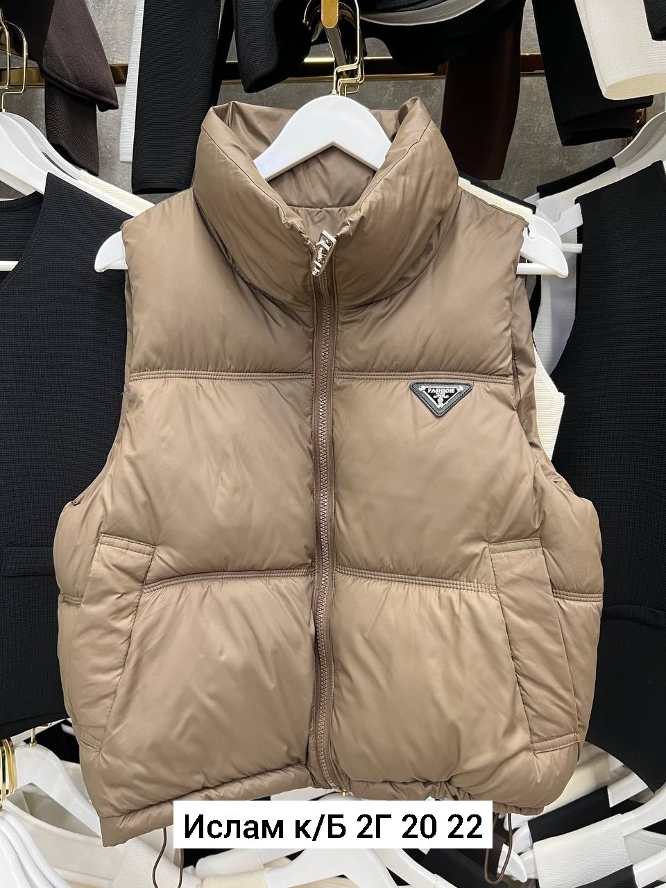 жилетка прада,жилетка prada,жилетка мужская prada,жилет мужской prada,женский короткий ветрозащитный жилет на утином пуху prada