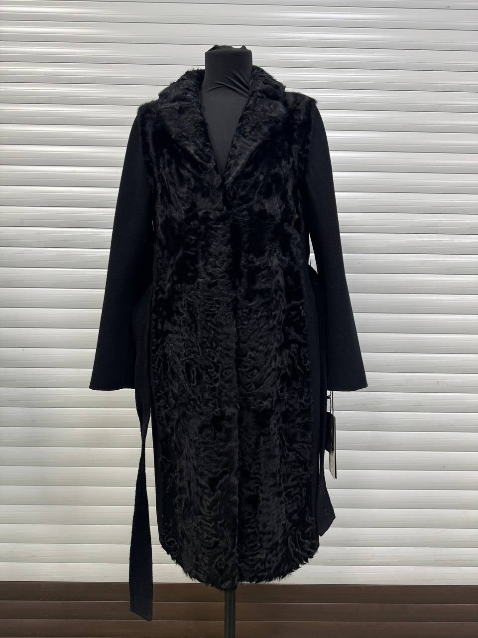 итальянское пальто с мехом каракульчи,шуба fursini каракуль с английским воротником цвет черный длина 110см,шуба из каракуля черная,пальто из каракуля с норковым воротом,пальто с каракулем