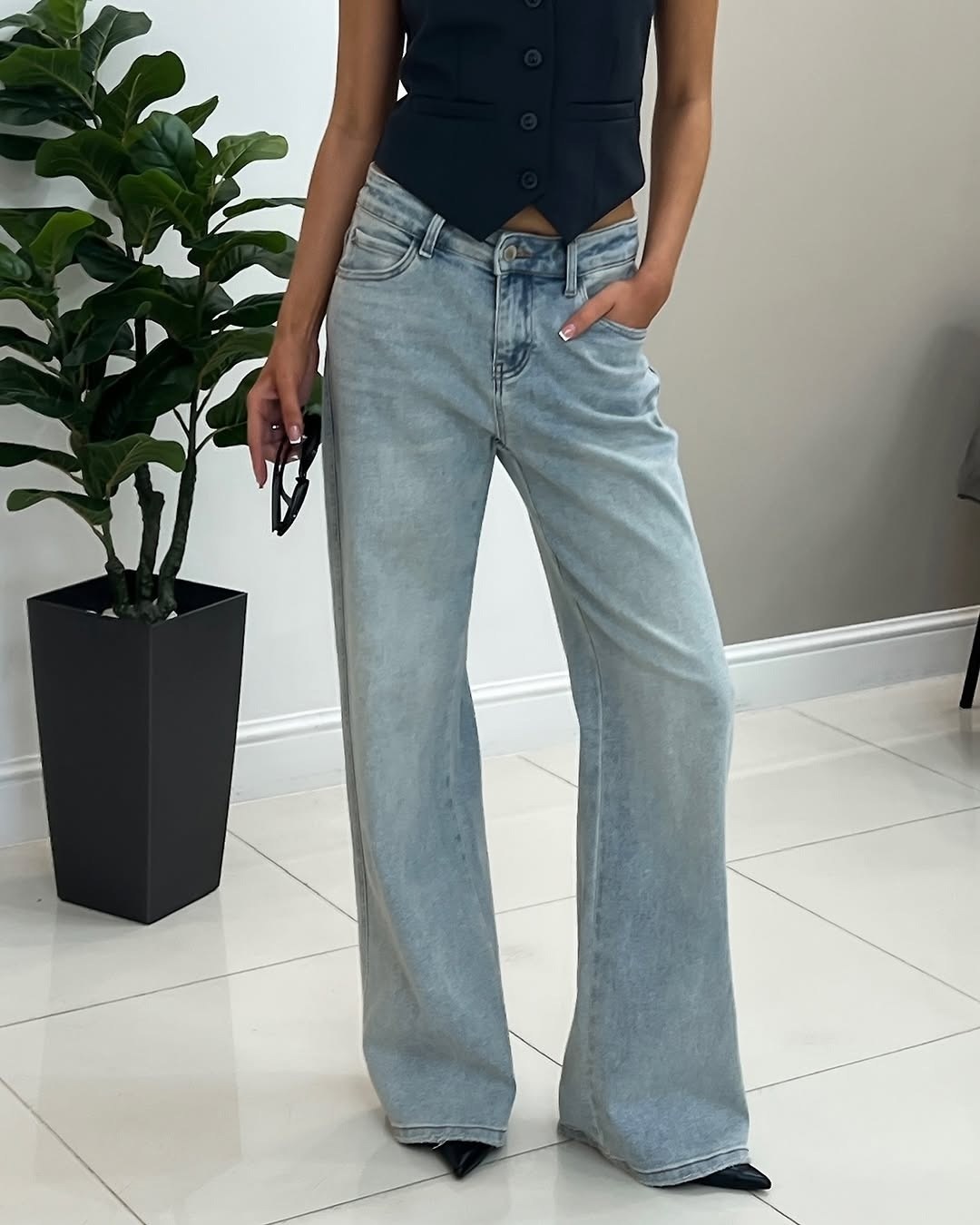 женские жилеты,широкие джинсы,широкие женские джинсы,голубые джинсы