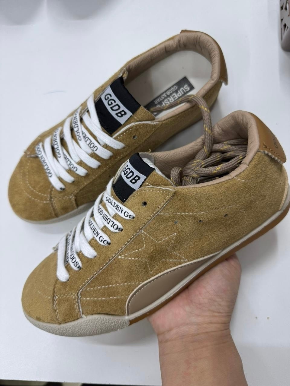 golden goose кроссовки super-star коричневый,golden goose кеды super-star с эффектом потертости коричневый,golden goose кеды superstar со вставками коричневый,коричневые кроссовки ball star golden goo