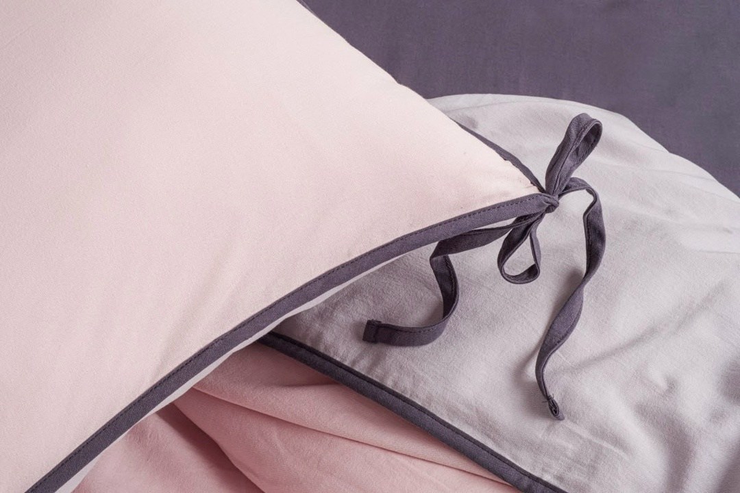 комплект постельного белья,постельное бельё,однотонное постельное белье,интерьер спальной,стильная спальня