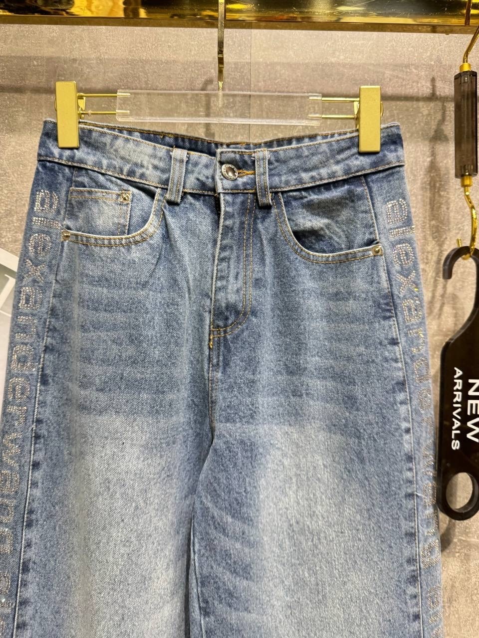 джинсы и жакет в стиле шанель,джинсы клеш,модные джинсы,твидовый жакет chanel с джинсами,модные образы