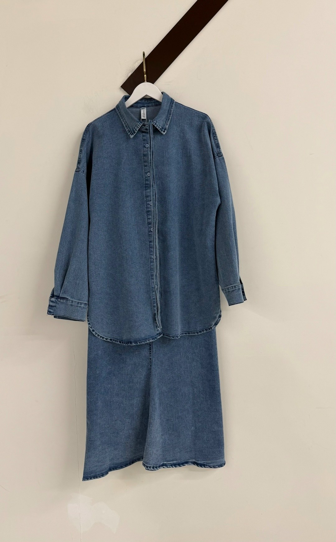 джинсовый костюм с юбкой,джинсовый костюм женский,джинсовый костюм женский с юбкой,джинсовое платье-рубашка длины миди,джинсовые костюмы