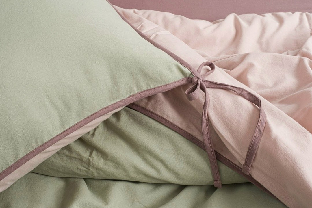комплект постельного белья,постельное бельё,однотонное постельное белье,интерьер спальной,стильная спальня