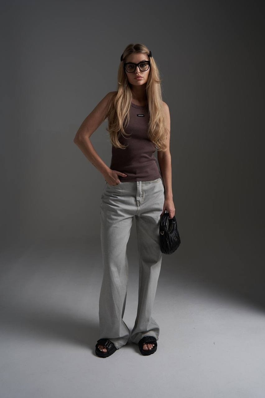 широкие женские джинсы,широкие джинсы,майка женская,джинсы стильные,широкие брюки