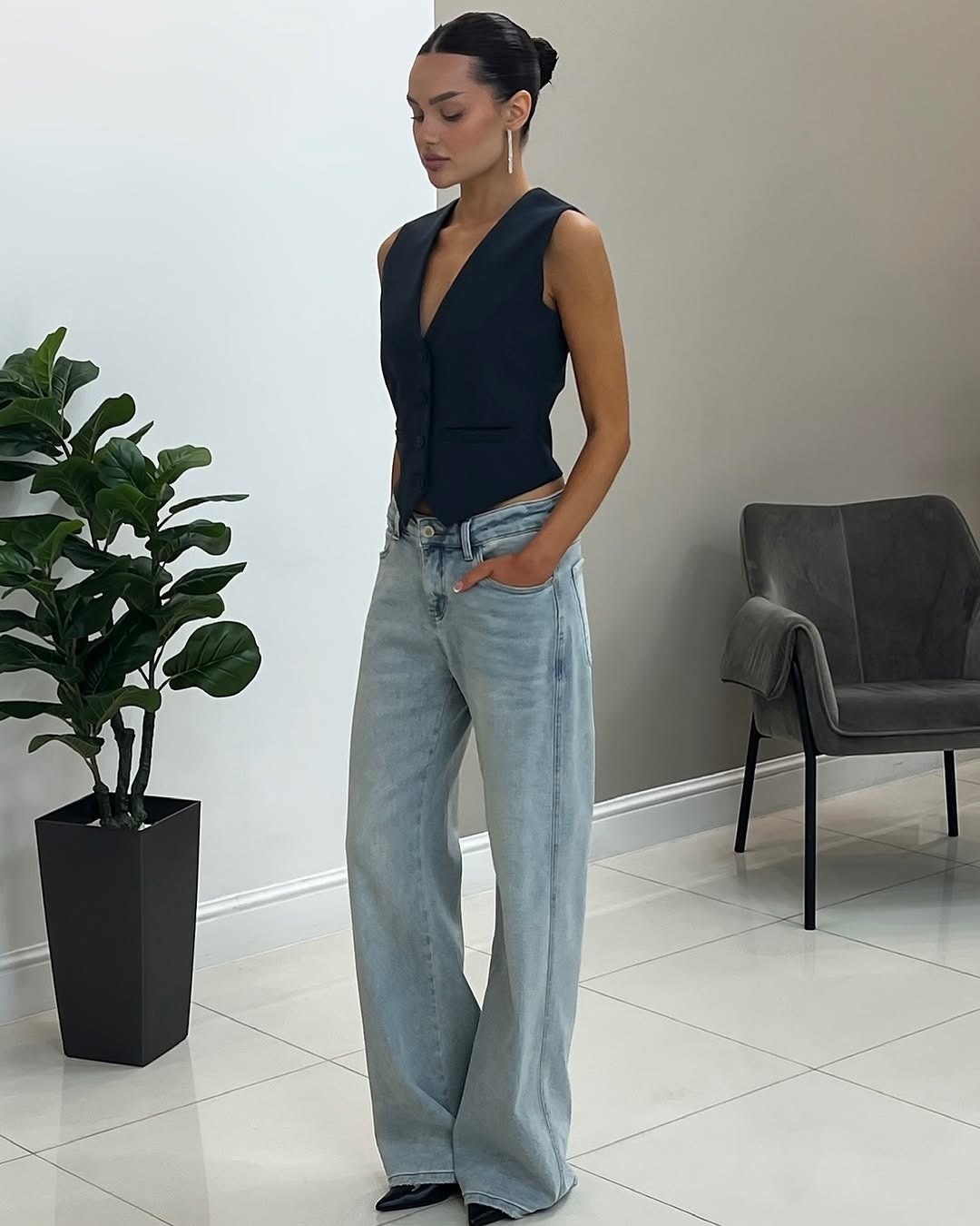 женские жилеты,широкие джинсы,широкие женские джинсы,голубые джинсы