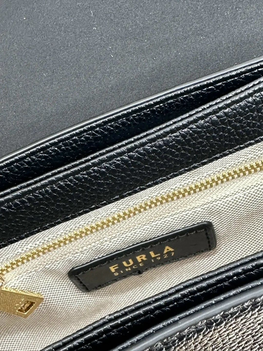 сумка furla,сумка женская furla,сумка через плечо furla lotus mini crossbody серо-бежевый,сумка фурла,сумка