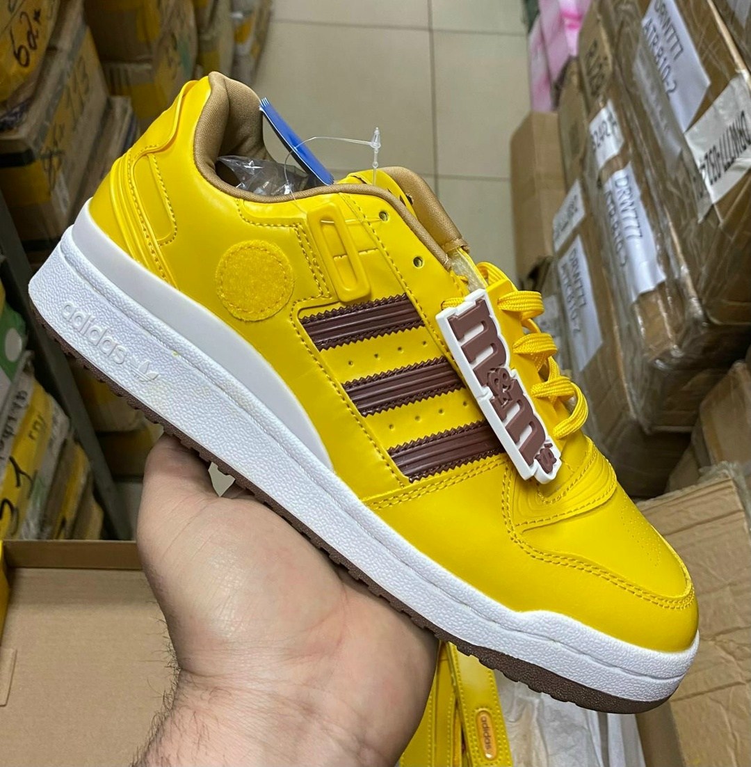 ,adidas forum 84 low коллаборация,кроссовки adidas,m&m’s x adidas forum low 84,кроссовки adidas original