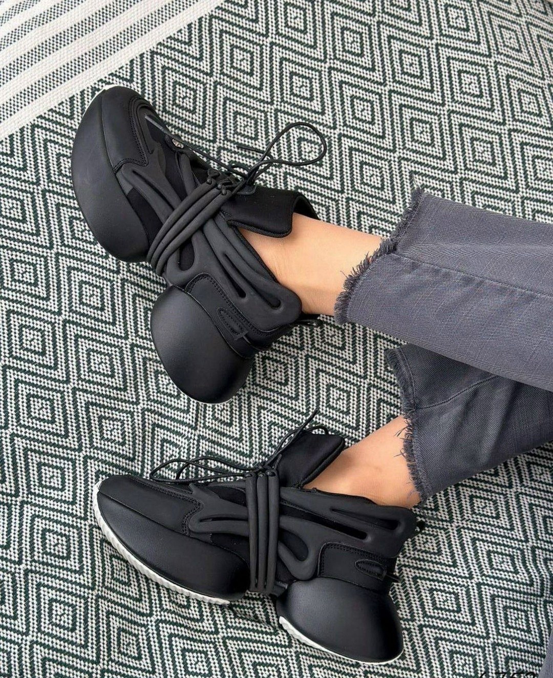 ,женские кроссовки,кроссовки женские черные, кроссовки,черные кроссовки