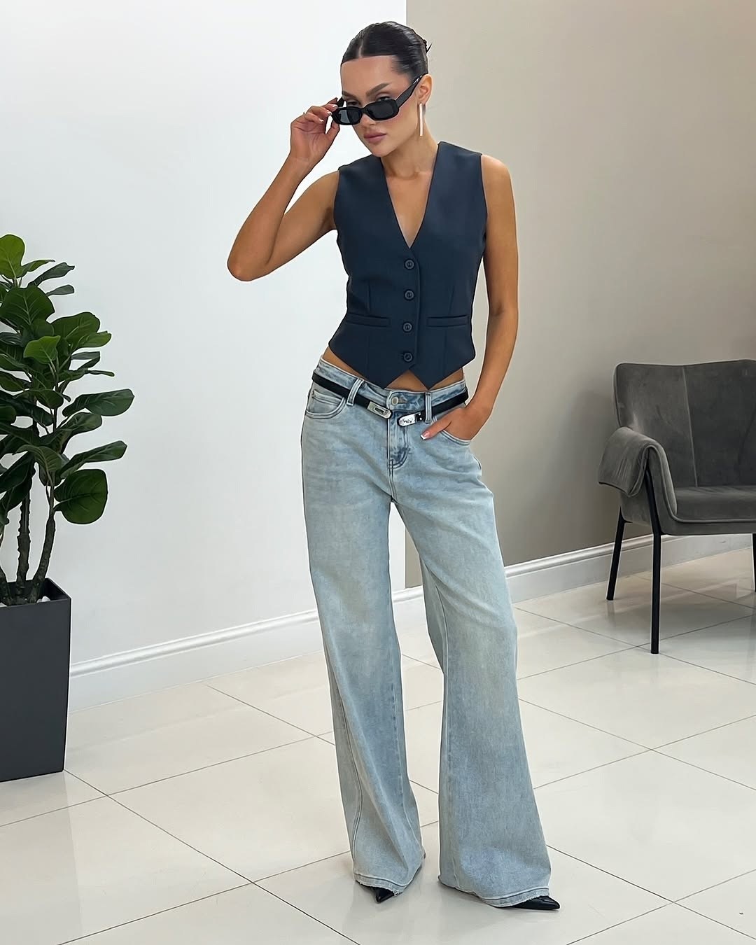 женские жилеты,широкие джинсы,широкие женские джинсы,голубые джинсы