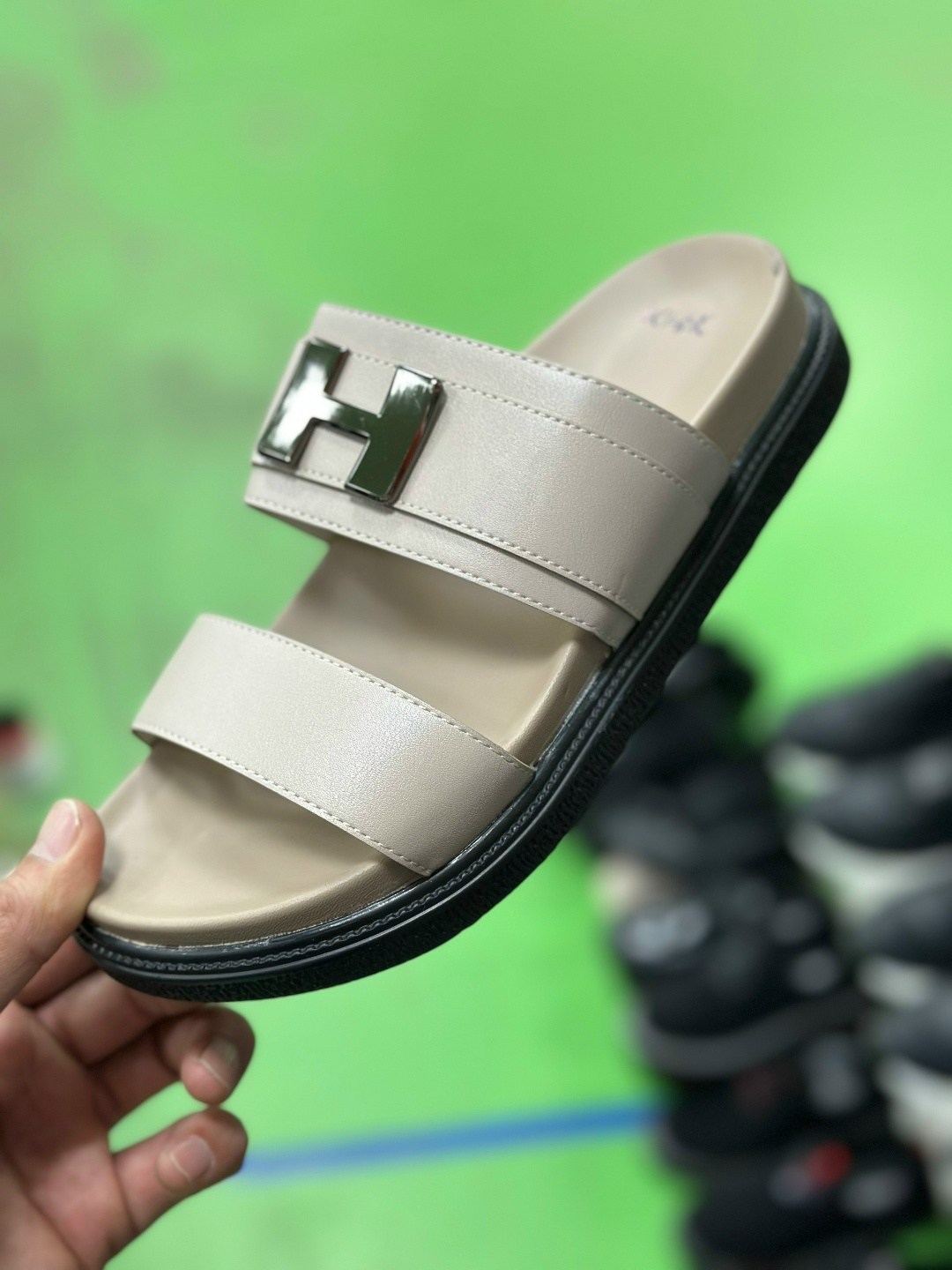 мужские шлепанцы,,кожаные шлепанцы,сандалии мужские,шлепки фенди