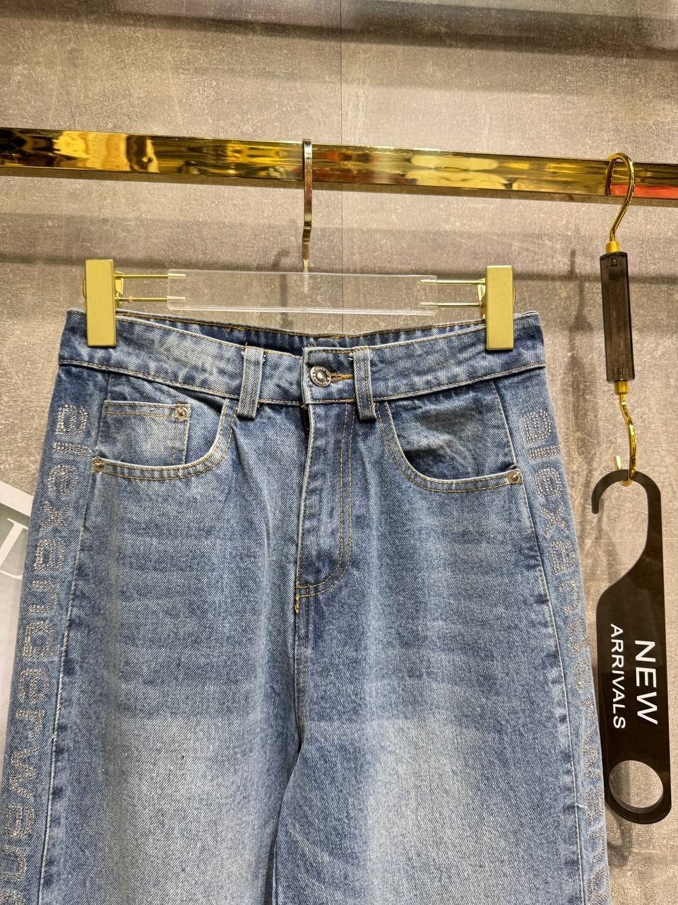 джинсы и жакет в стиле шанель,джинсы клеш,модные джинсы,твидовый жакет chanel с джинсами,модные образы