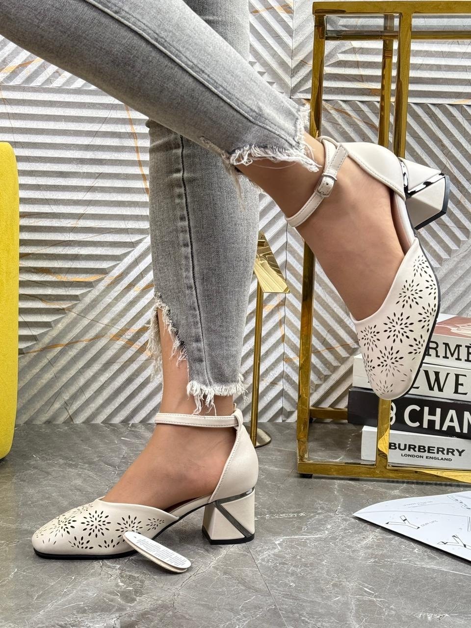 женские босоножки,босоножки на каблуках,закрытые босоножки,сандалии на каблуке,босоножки белые