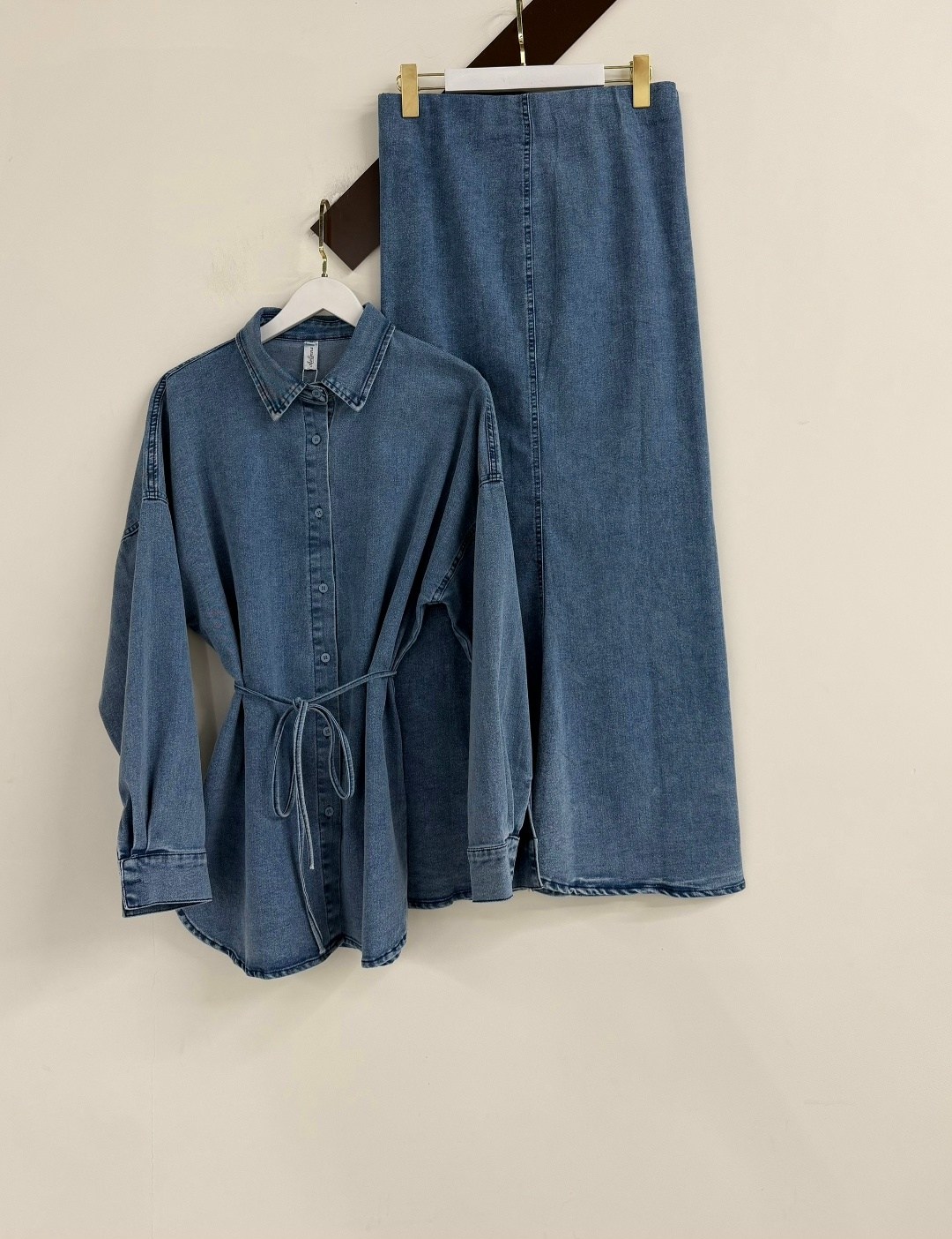 джинсовый костюм с юбкой,джинсовый костюм женский,джинсовый костюм женский с юбкой,джинсовое платье-рубашка длины миди,джинсовые костюмы