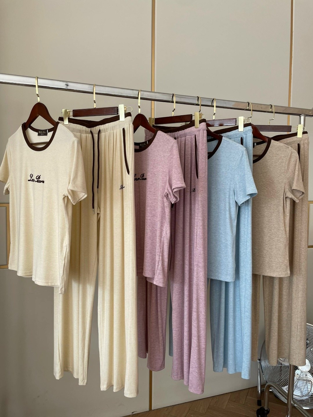 костюм трикотажный,женский костюм,костюм с брюками,костюм бежевый,летние костюмы