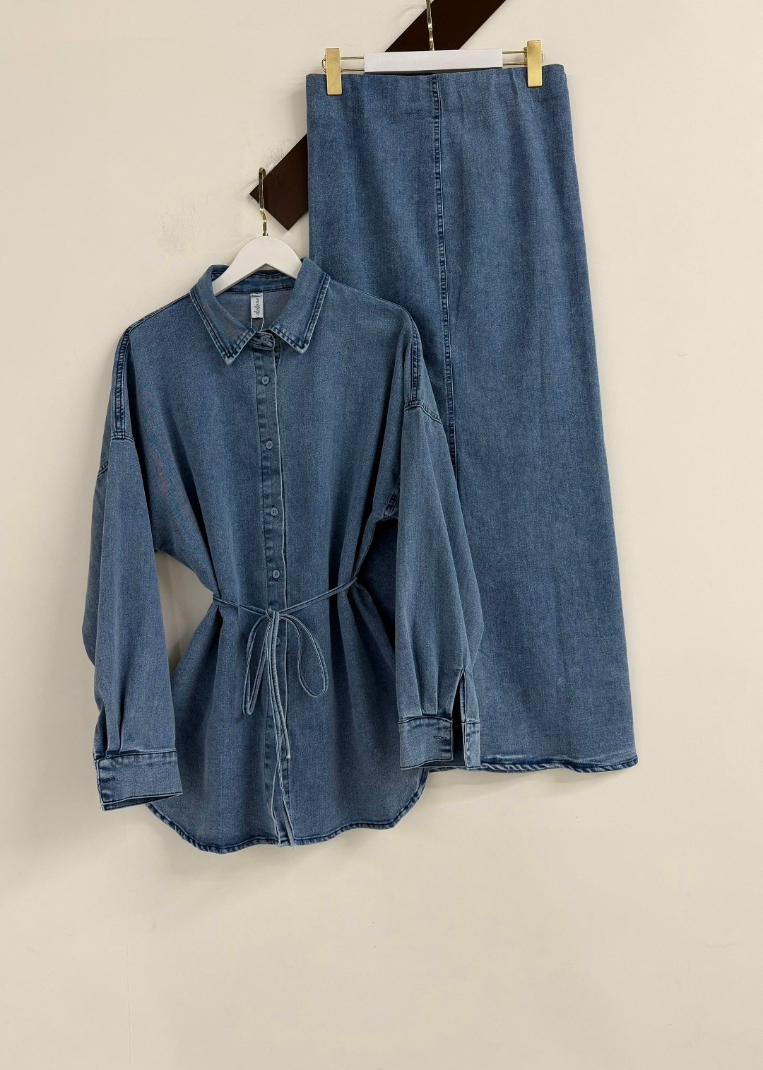 джинсовый костюм с юбкой,джинсовый костюм женский,джинсовый костюм женский с юбкой,джинсовое платье-рубашка длины миди,джинсовые костюмы