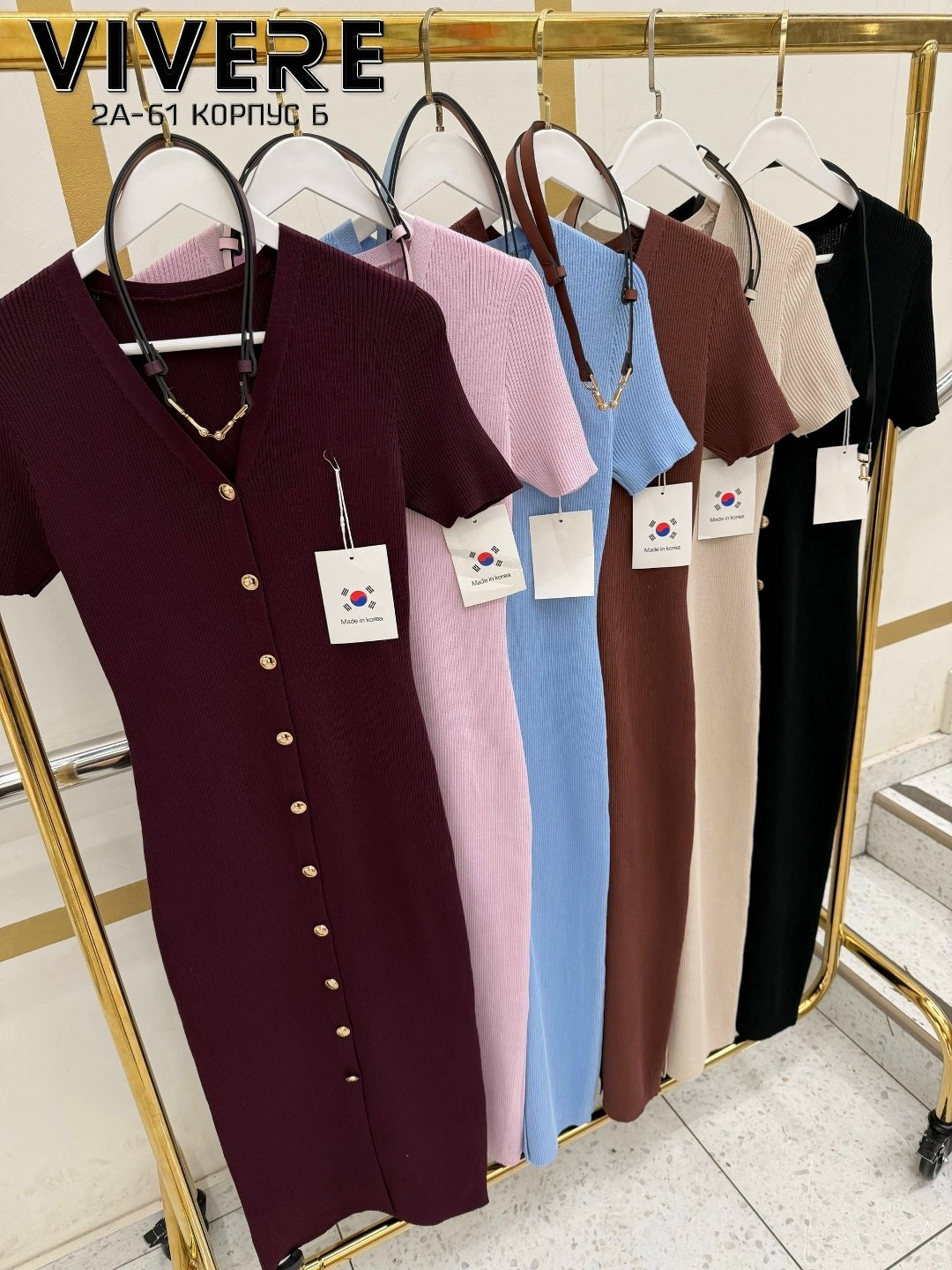 платье трикотажное с золотыми пуговками elia style,платье трикотажное с ремнем,трикотажное платье миди с пуговицами спереди и ремнем в тон,платье женское,трикотажное платье