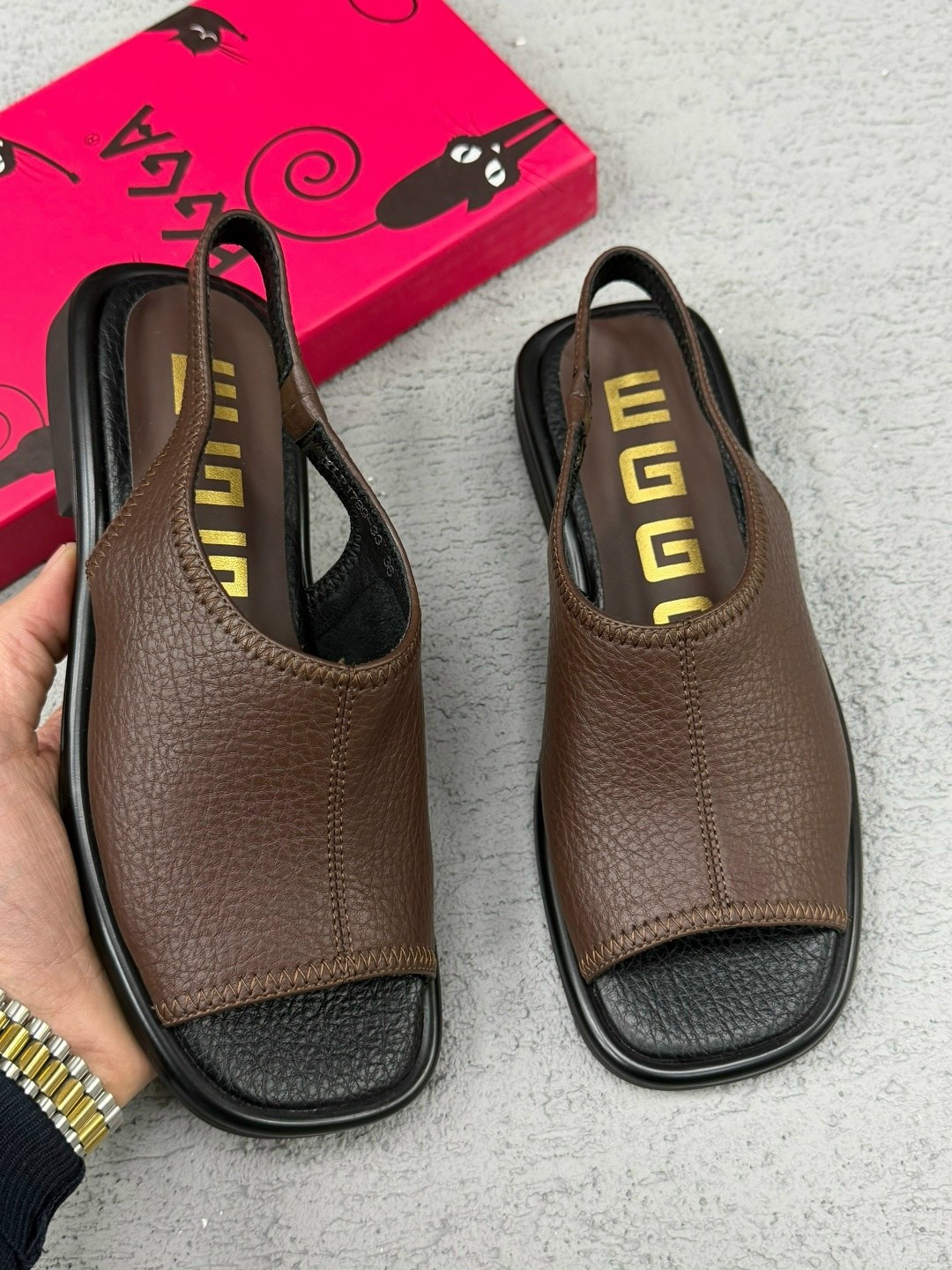 женские шлепанцы,тапочки кожаные,модные тапочки,модные шлепанцы,