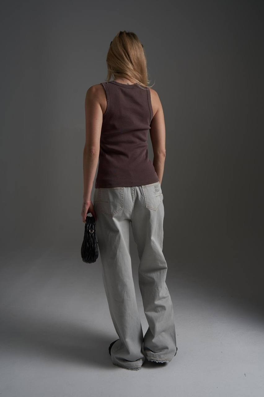 широкие женские джинсы,широкие джинсы,майка женская,джинсы стильные,широкие брюки