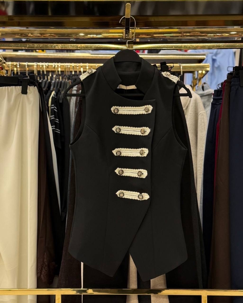 приталенная жилетка,военный жилет,жилет на пуговицах,женская жилетка,жилет