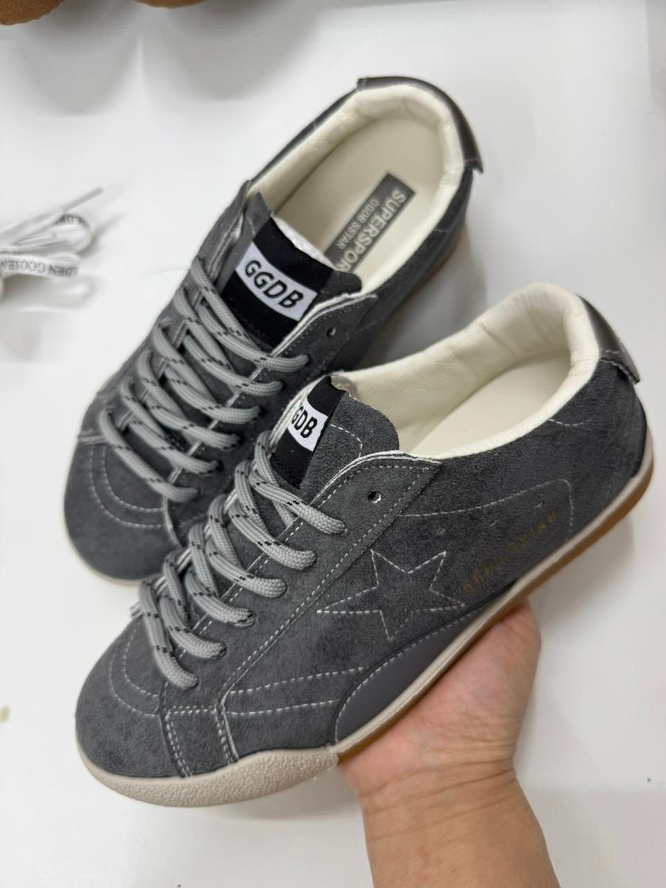 golden goose кроссовки super-star коричневый,golden goose кеды super-star с эффектом потертости коричневый,golden goose кеды superstar со вставками коричневый,коричневые кроссовки ball star golden goo