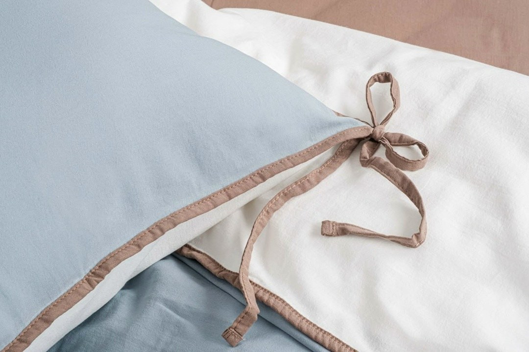 комплект постельного белья,постельное бельё,однотонное постельное белье,интерьер спальной,стильная спальня