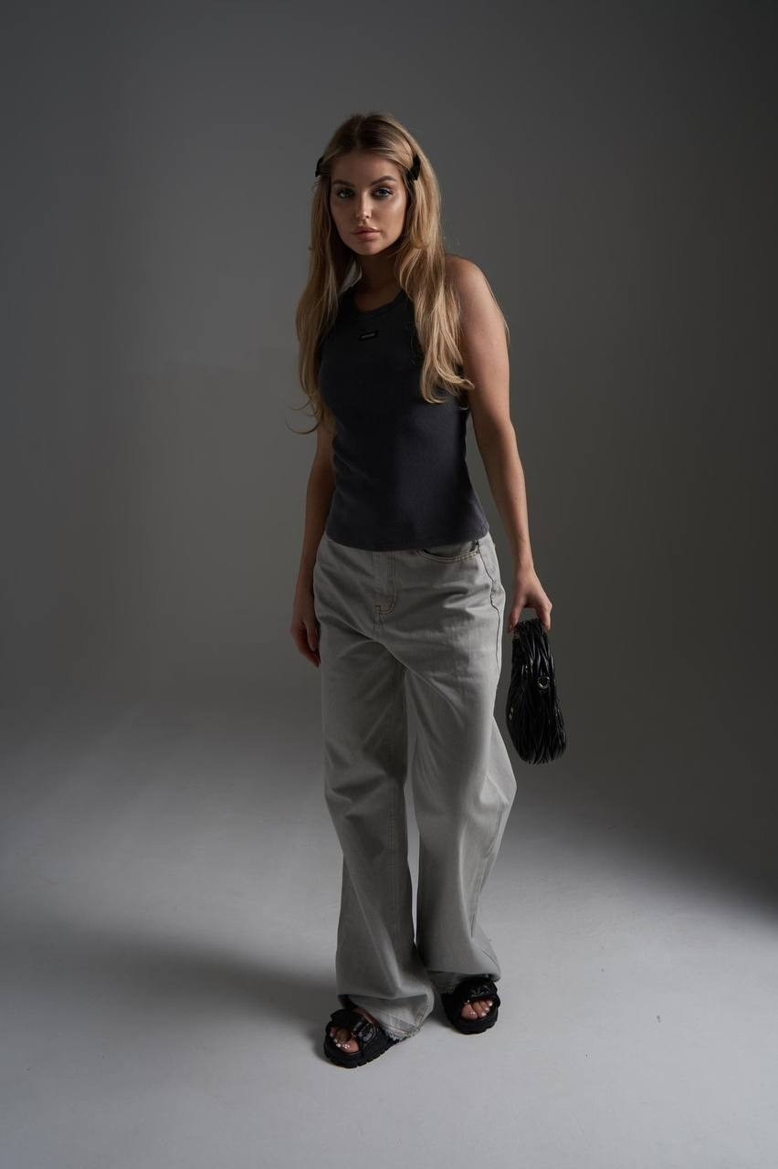 широкие женские джинсы,широкие джинсы,майка женская,джинсы стильные,широкие брюки