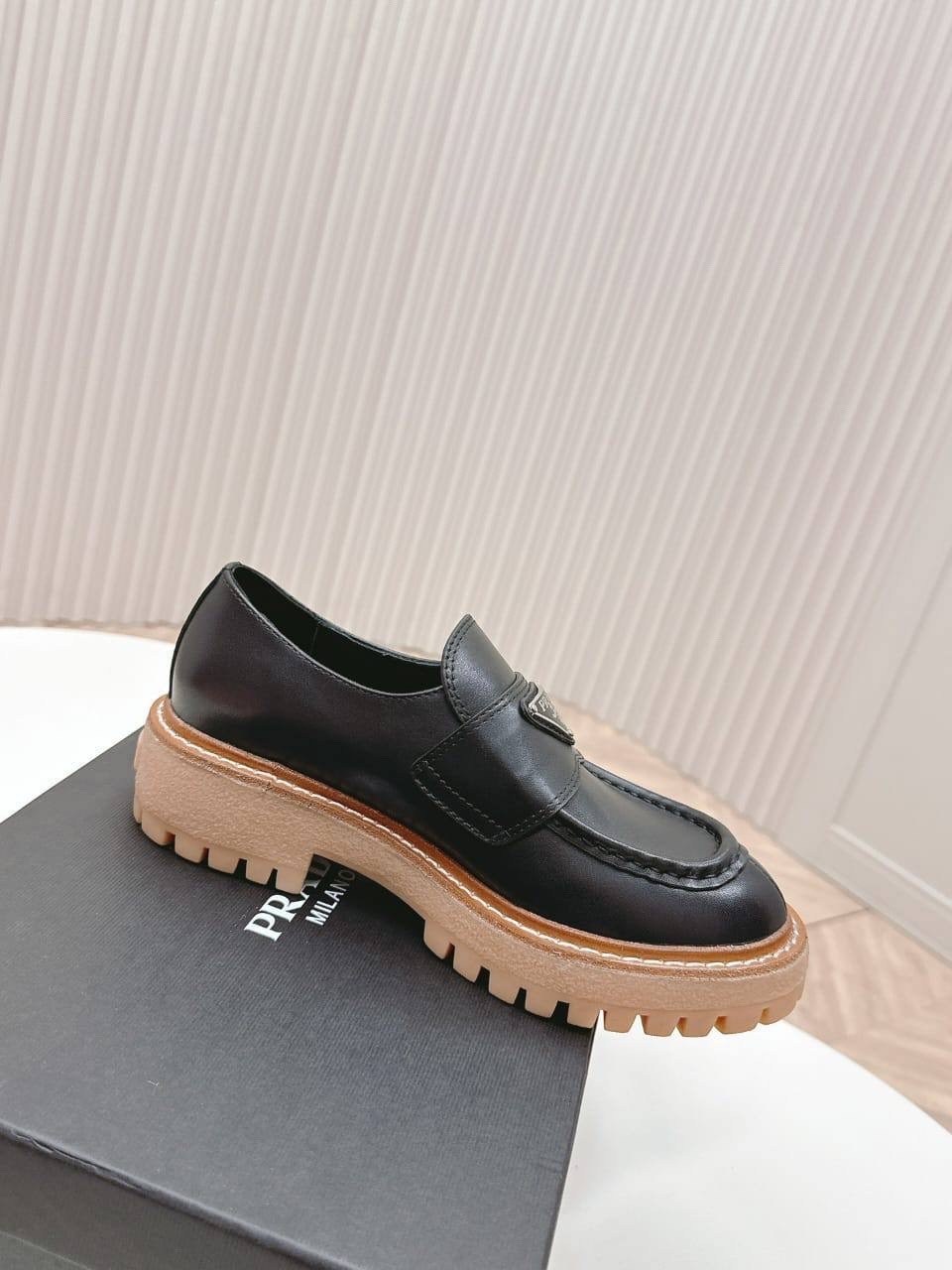 ,туфли лоферы женские,кожаные лоферы prada,лоферы женские коричневые,лоферы женские