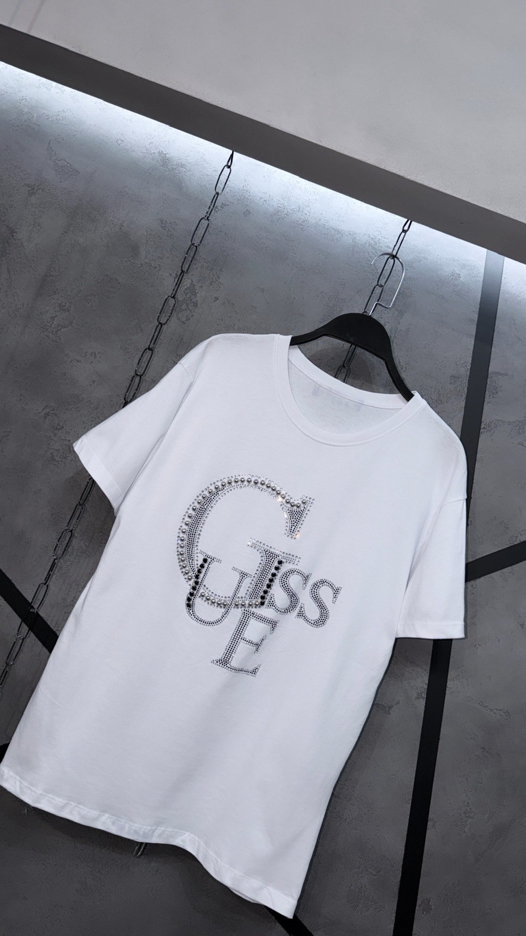 женские футболки guess,футболки женская,футболки и топы,стильная футболка,одежда футболка